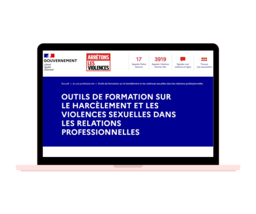 Visuel d'ordinateur portable avec une page du site Internet ArretonsLesViolences.fr présentant les outils de formation sur le harcèlement et les violences sexuelles dans les relations professionnelles.