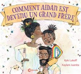Couverture de l'album. En haute une banderole affiche le titre : Comment Aidan est devenu un grand frère. Sous cette banderole, un petit garçon noir, aux dreads attachées en queue de cheval, avec une chemise arc-en-ciel, chevauche les épaules de son père, un homme noir avec une barbe et des lunettes. Sa mère, enceinte, l'embrasse sur le front. C'est une femme noire avec un chignon dans lequel sont piquées des fleurs, vêtue d'une robe pastel. En bas à gauche, un petit chat complète le tableau.