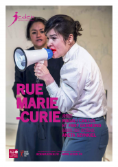 Affiche du spectacle, une femme en chemise blanche parle dans un mégaphone alors qu'une autre l'observe à l'arrière-plan.
