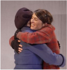 Image du spectacle, deux femmes se prennent dans les bras