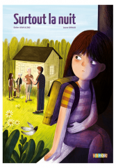 Couverture du livre jeunesse "Surtout la nuit". Une petite fille assise sur un rebord de fenêtre regarde sa famille discuter dehors d'un air inquiet.