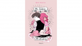 Deux jeunes filles se sourient. L'une a les cheveux roses, et un tee shirt à motif marinière rose. L'autre à des cheveux courts bruns, elle porte un débardeur noir et des tatouages de sirènes et de symboles marins sur les bras.