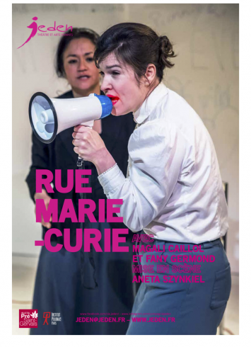 Affiche du spectacle, une femme en chemise blanche parle dans un mégaphone alors qu'une autre l'observe à l'arrière-plan. 