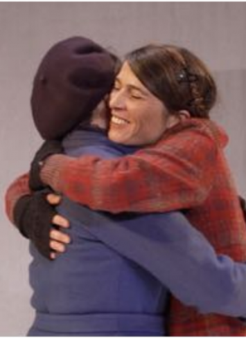 Image du spectacle, deux femmes se prennent dans les bras