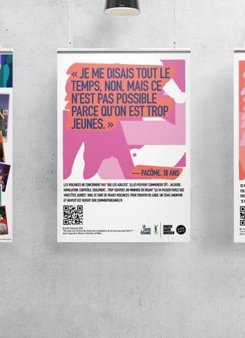 Visuel des panneaux de l'exposition sonore "L'amour safe". Une jeune personne regarde les panneaux exposés au mur.